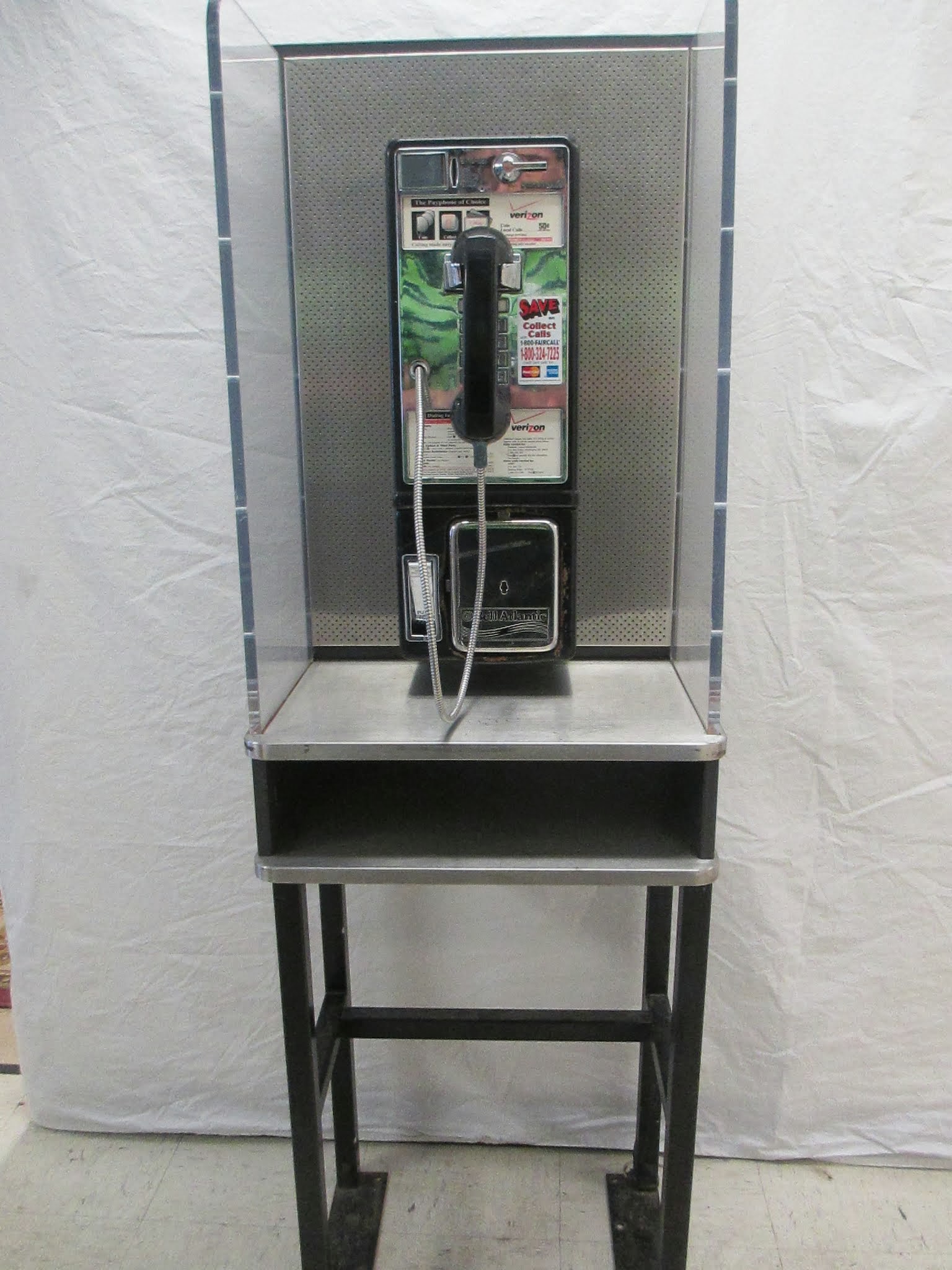 Old Bell System Verizon Payphone Prop Movie Decoration New York City With Keys 